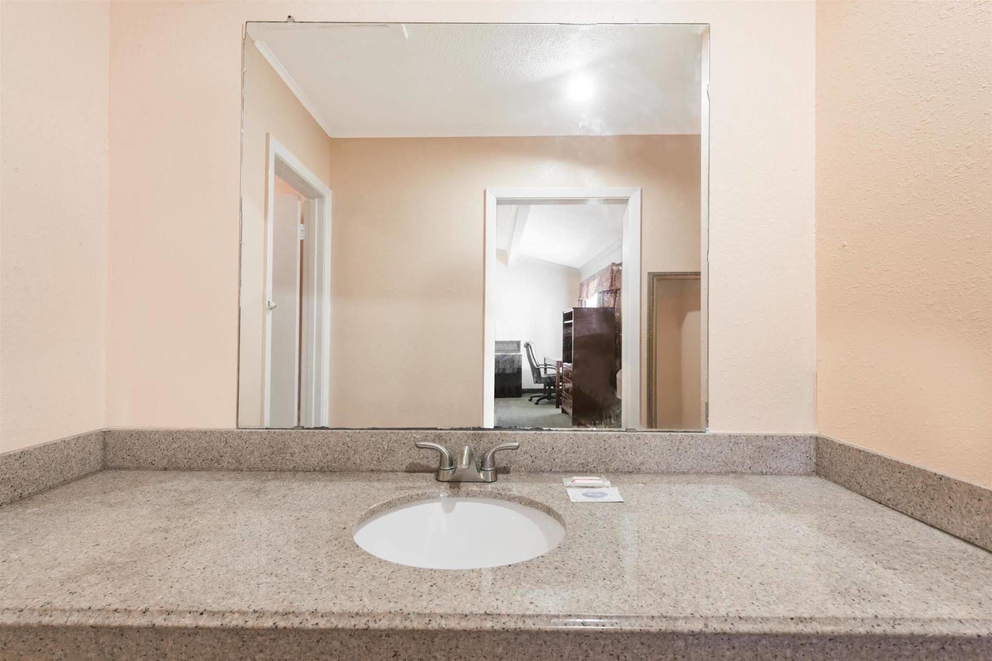Oyo Hotel Lake Charles La I-10 Extérieur photo